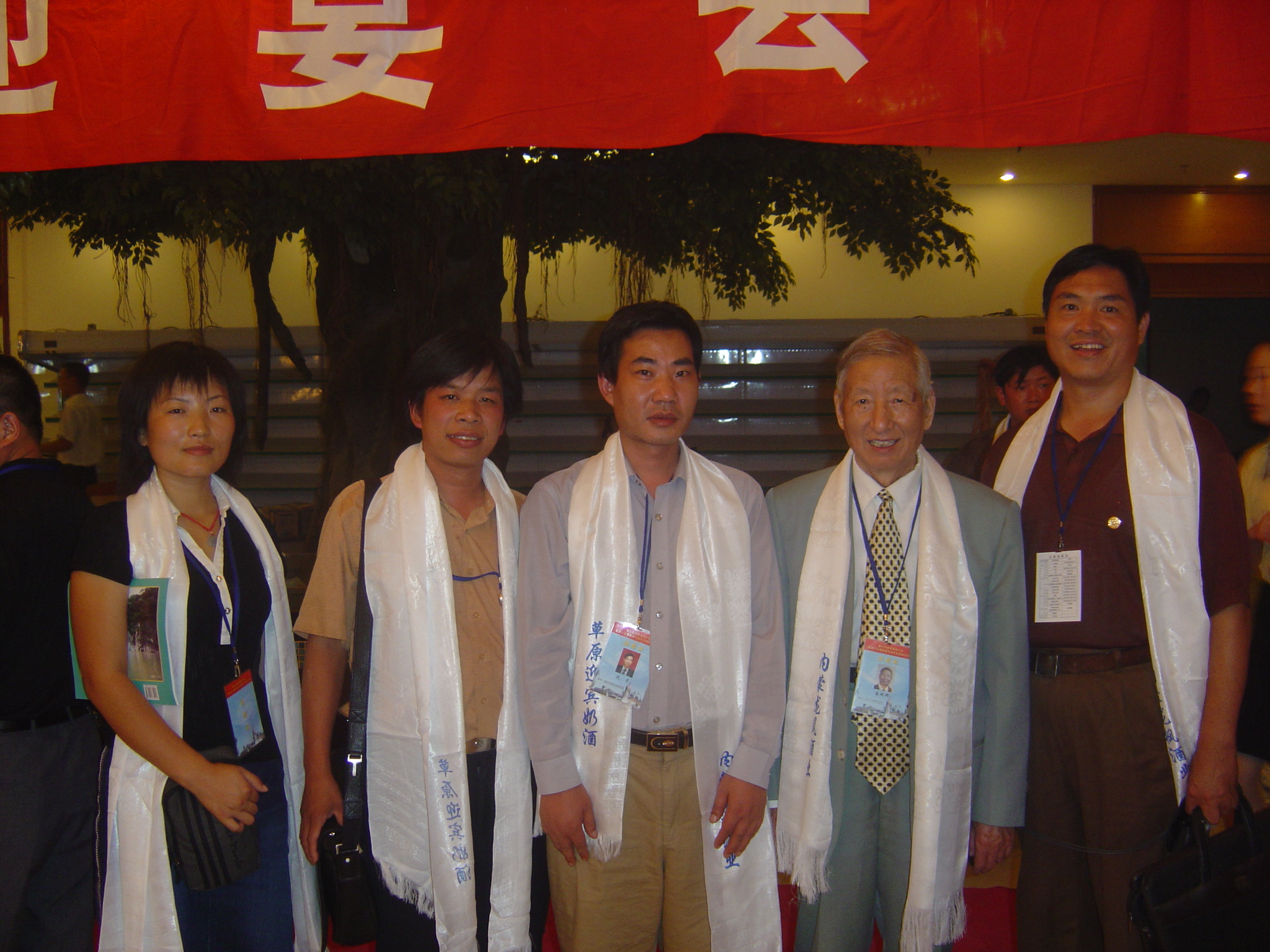 侯瑞宇（右一）与著名哲学家、武汉大学教授唐明邦（右二）先生合影